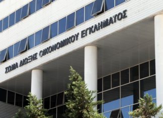 Χειροπέδες σε δύο άτομα που ειδοποιούσαν καταστηματάρχες για τις εφόδους του ΣΔΟΕ