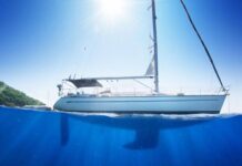 Φοροδιαφυγή εν πλω από 12 τουριστικά σκάφη στην Σαντορίνη